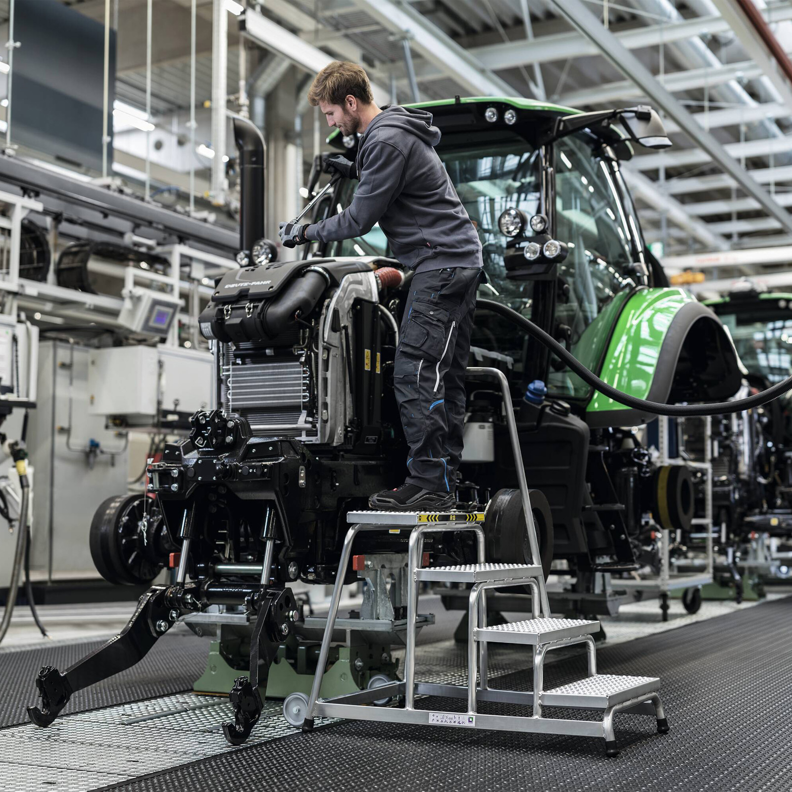 Günzburger Steigtechnik Arbeitspodest starr Stahl-Gitterrost mit Rollen und Handlauf 3 Stufen - 051023