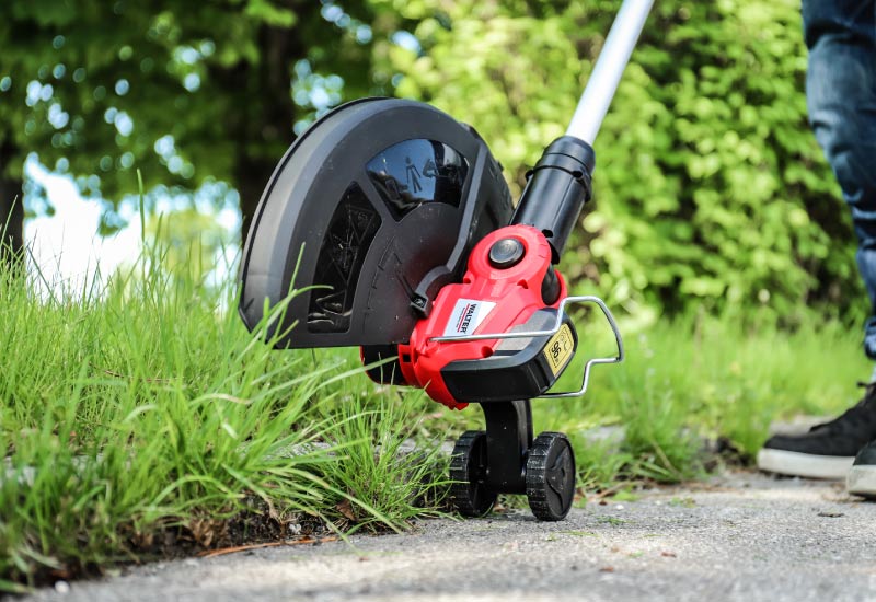 Rasentrimmer Walter bei der Gartenarbeit