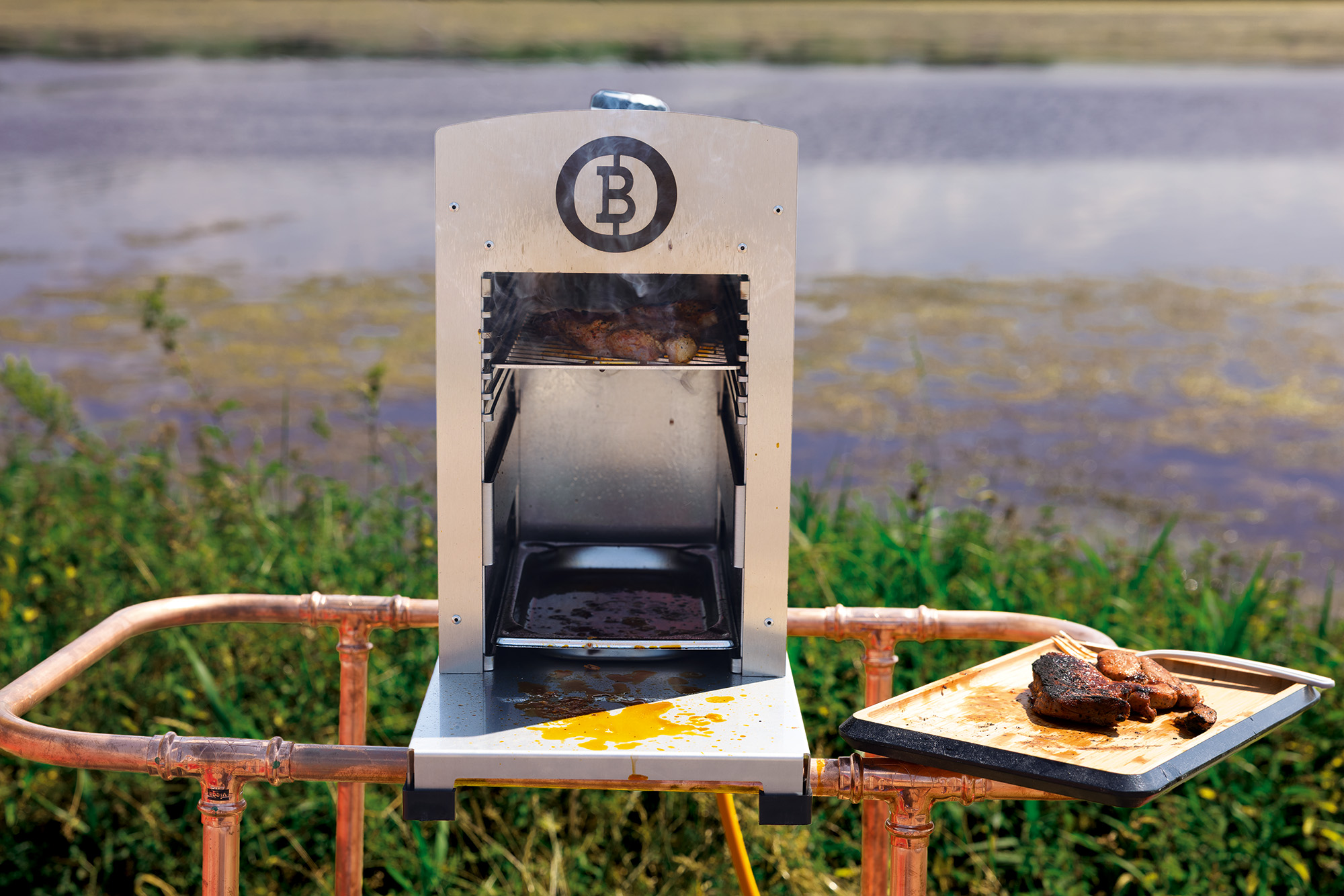 Beefer Grill auf einem Tisch mit See im Hintergrund – Outdoor Genuss