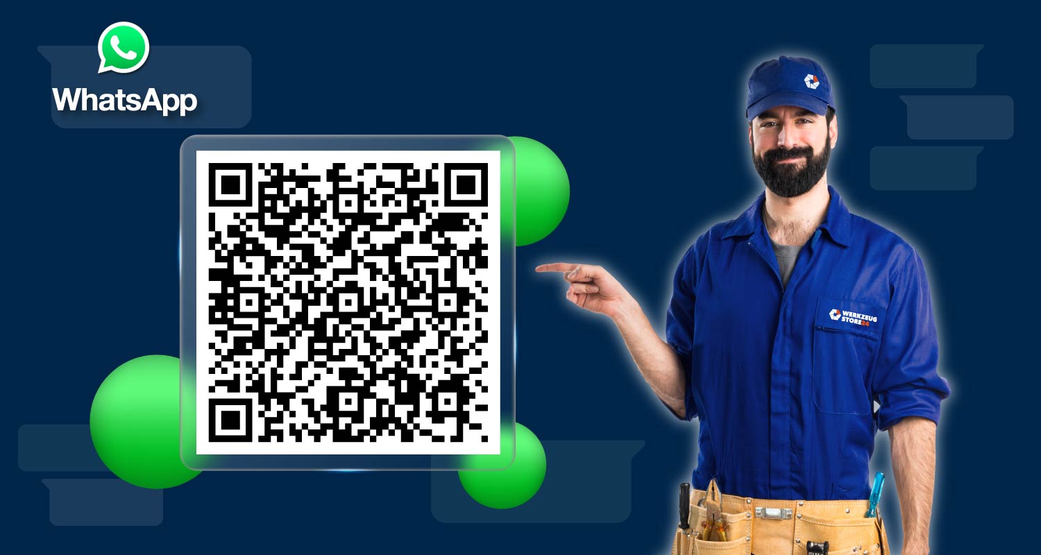 Handwerker zeigt auf QR-Code für WhatsApp Newsletter-Anmeldung