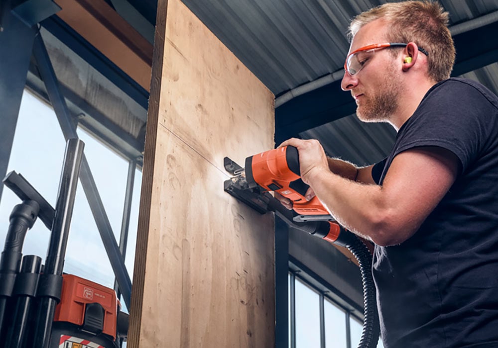 Fein Stichsäge im Einsatz – präzises Sägen von Holz in der Werkstatt