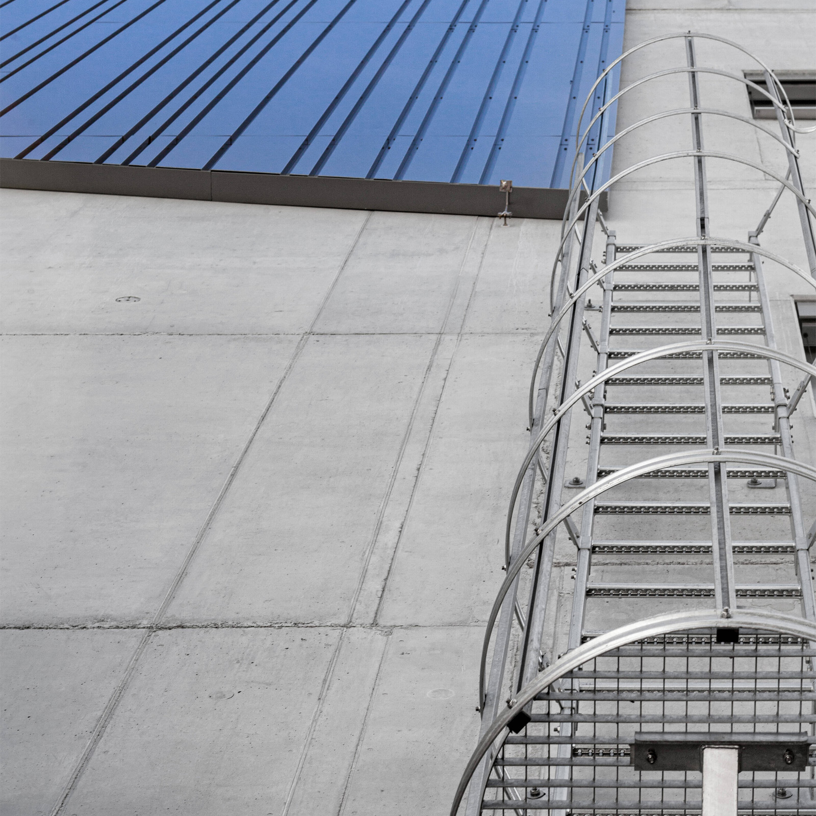 Günzburger Steigtechnik einzügige Steigleiter mit Rückenschutz (Bau) Aluminium blank 8,48 m - 0510115