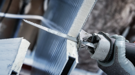 Sägeblatt schneidet präzise durch Metall – Werkzeug im Einsatz
