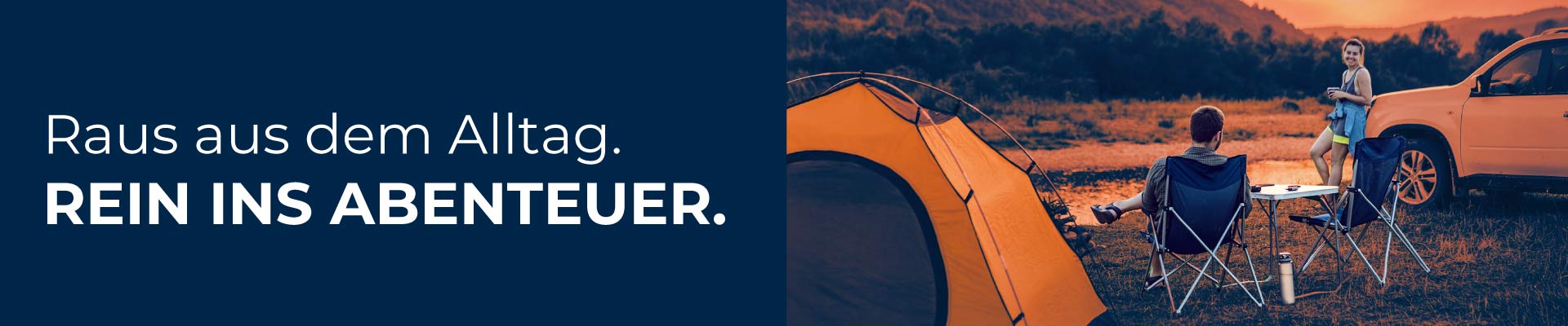 Banner mit Zelt, Campingstühlen und Auto in der Natur – Raus aus dem Alltag, rein ins Abenteuer