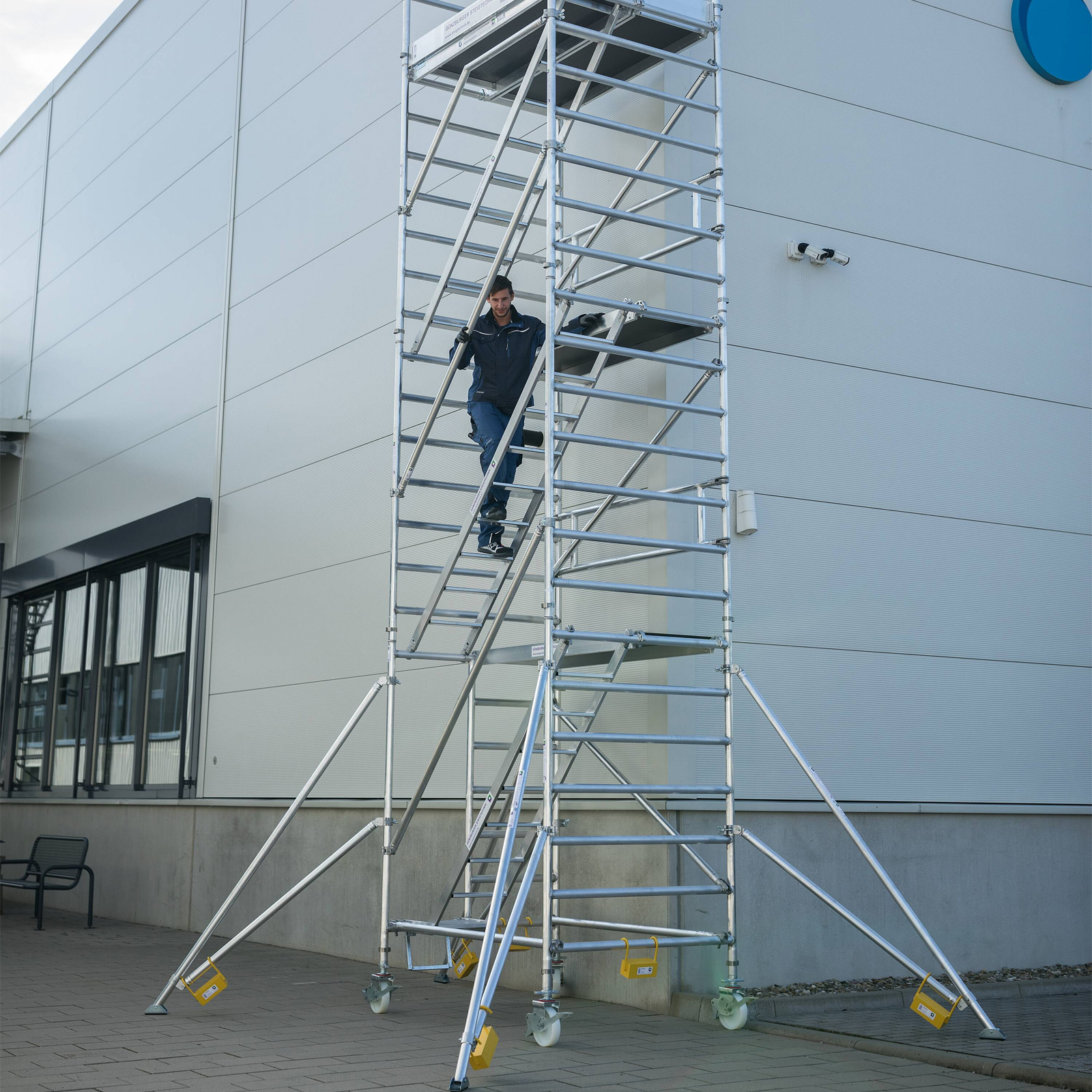 Günzburger Steigtechnik Rollgerüst 1,35 x 2,45 m mit Schrägaufstiegen & Ausleger Plattformhöhe 4,35 m - 167210