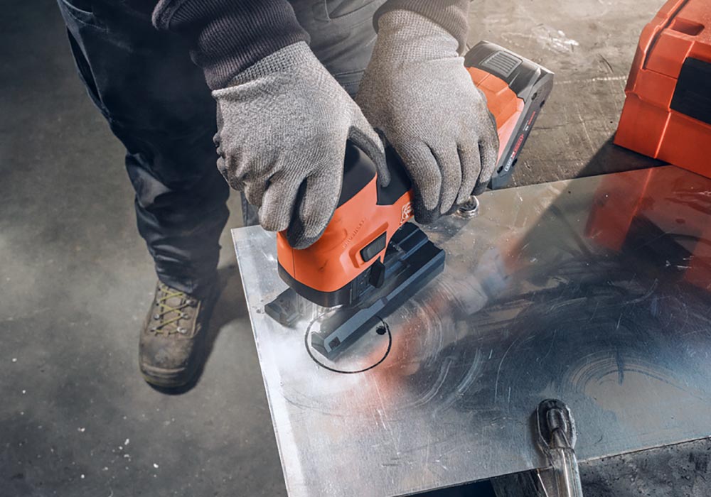 Fein Stichsäge im Einsatz – präzises Schneiden von Metall für professionelle Anwendungen