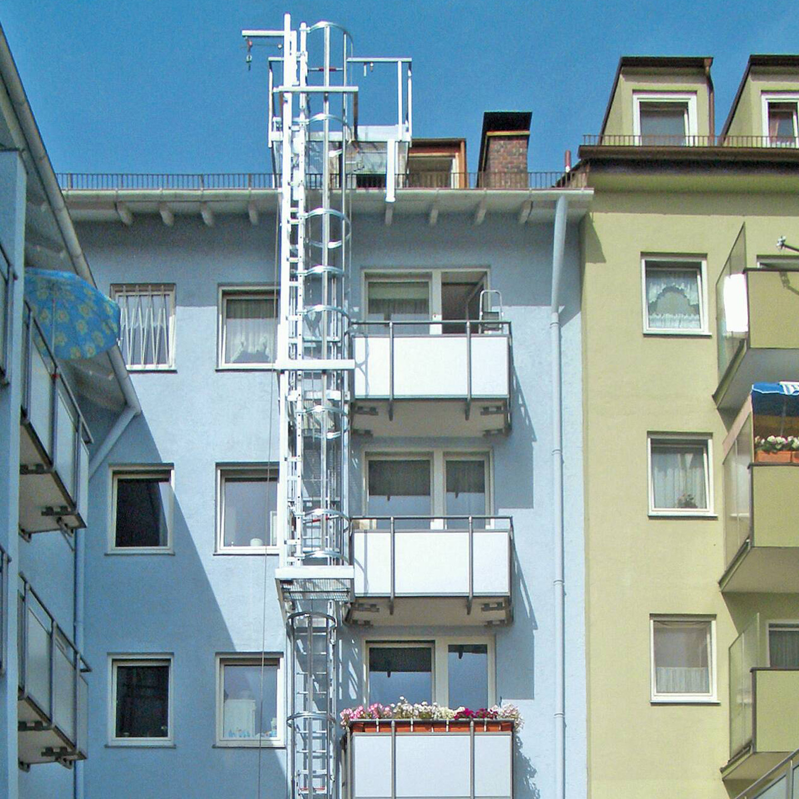 Günzburger Steigtechnik mehrzügige Steigleiter mit Rückenschutz (Notleiter) Aluminium blank 15,2 m - 510245