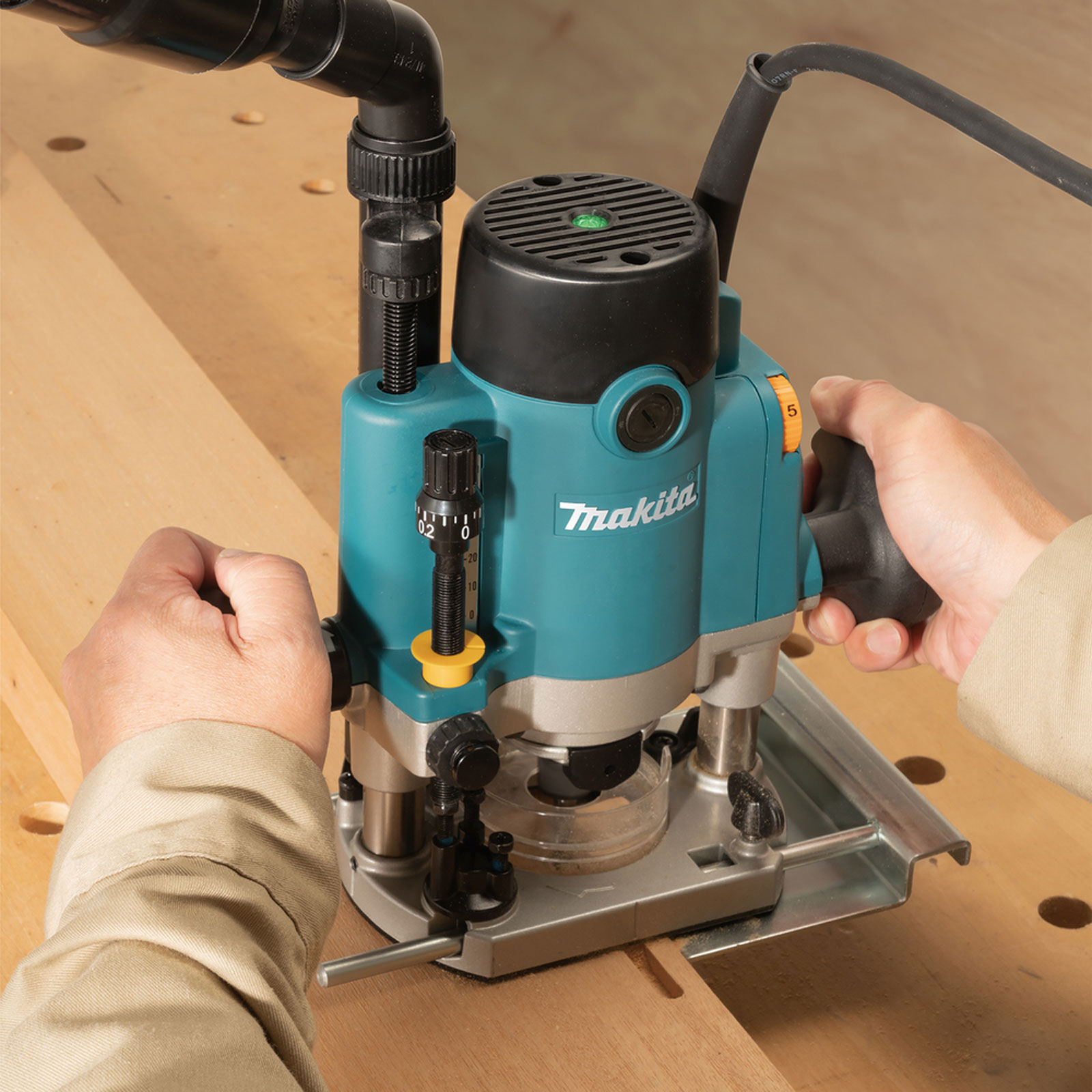 Makita RP1111CJFA Oberfräse 1.100 W inkl. D-53556 12tlg. Fräser-Set im MAKPAC