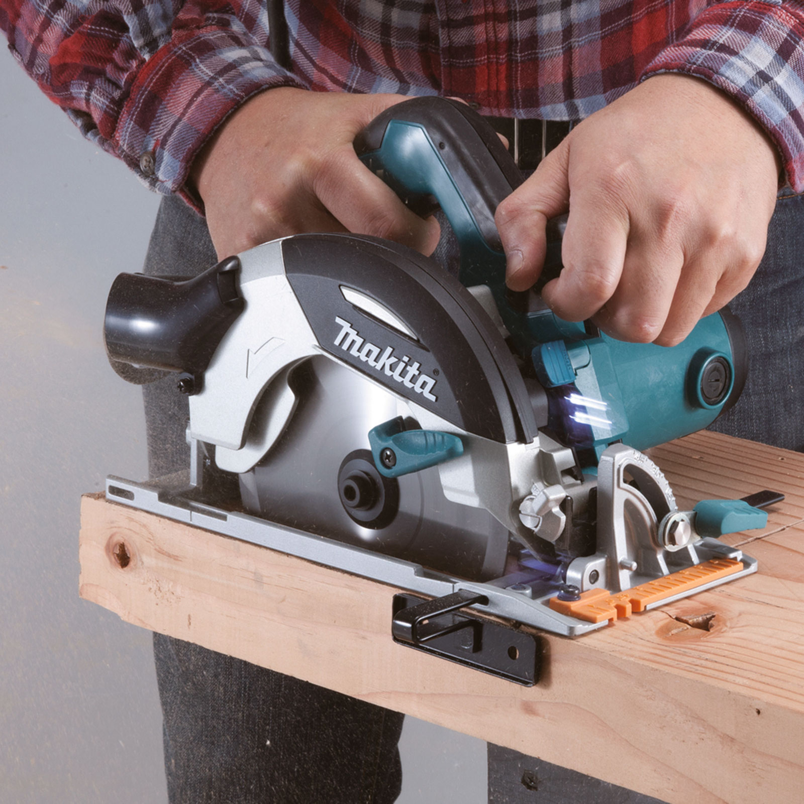 Makita HS6101J1 Handkreissäge 54 mm Ø 165 mm 1.100 W im MAKPAC