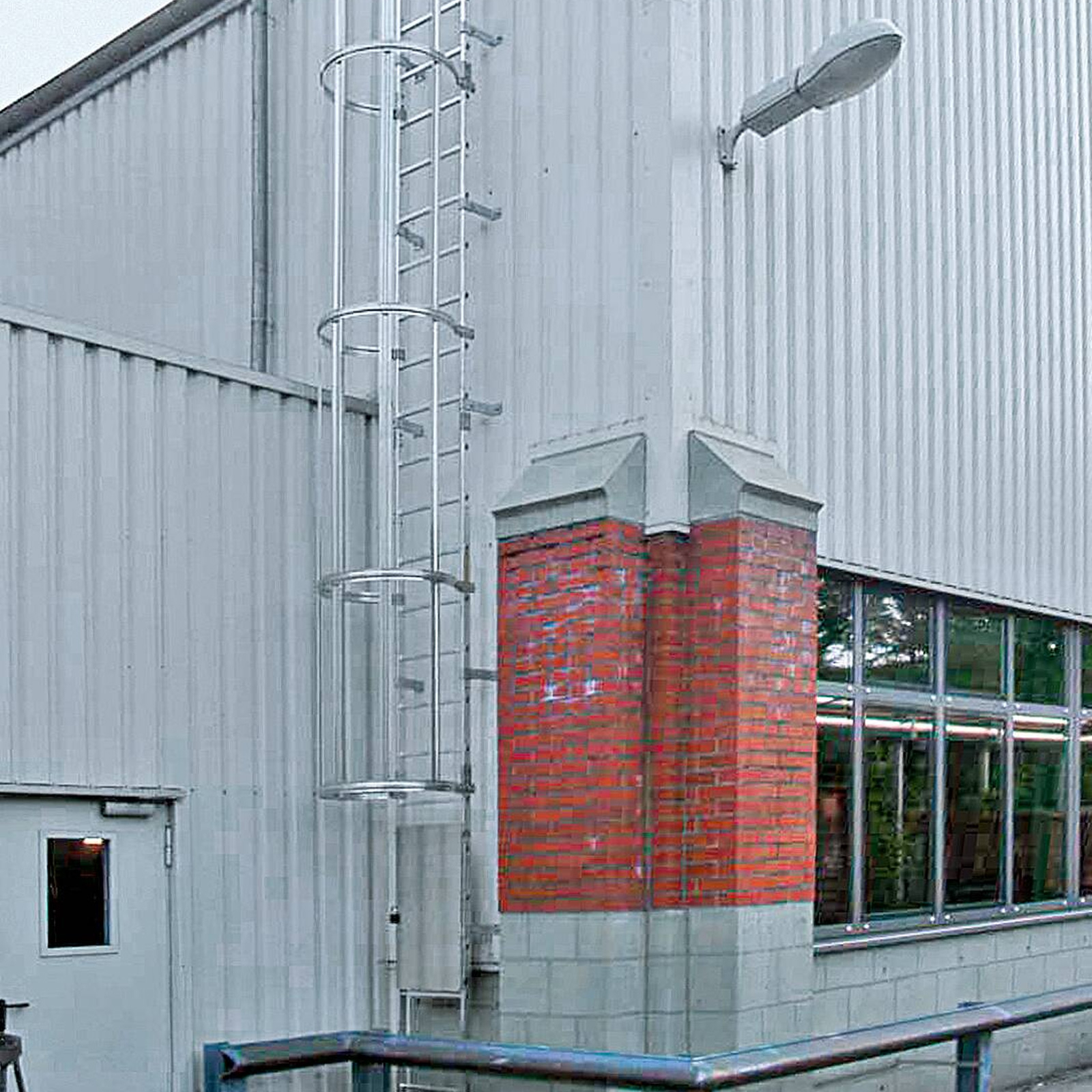 Günzburger Steigtechnik mehrzügige Steigleiter mit Rückenschutz (Bau) Edelstahl 15,48 m - 530150