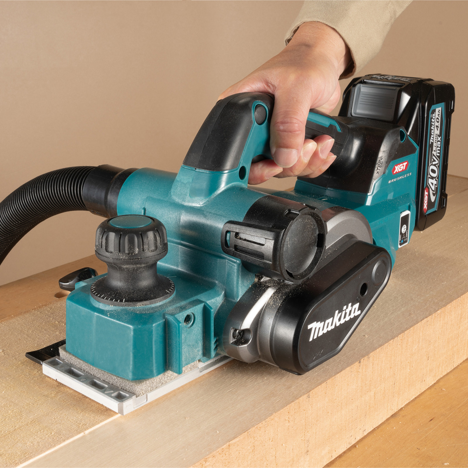 Makita KP001GM201 Akku-Hobel 40V max. / 2x 4,0 Ah Akku + Ladegerät im MAKPAC