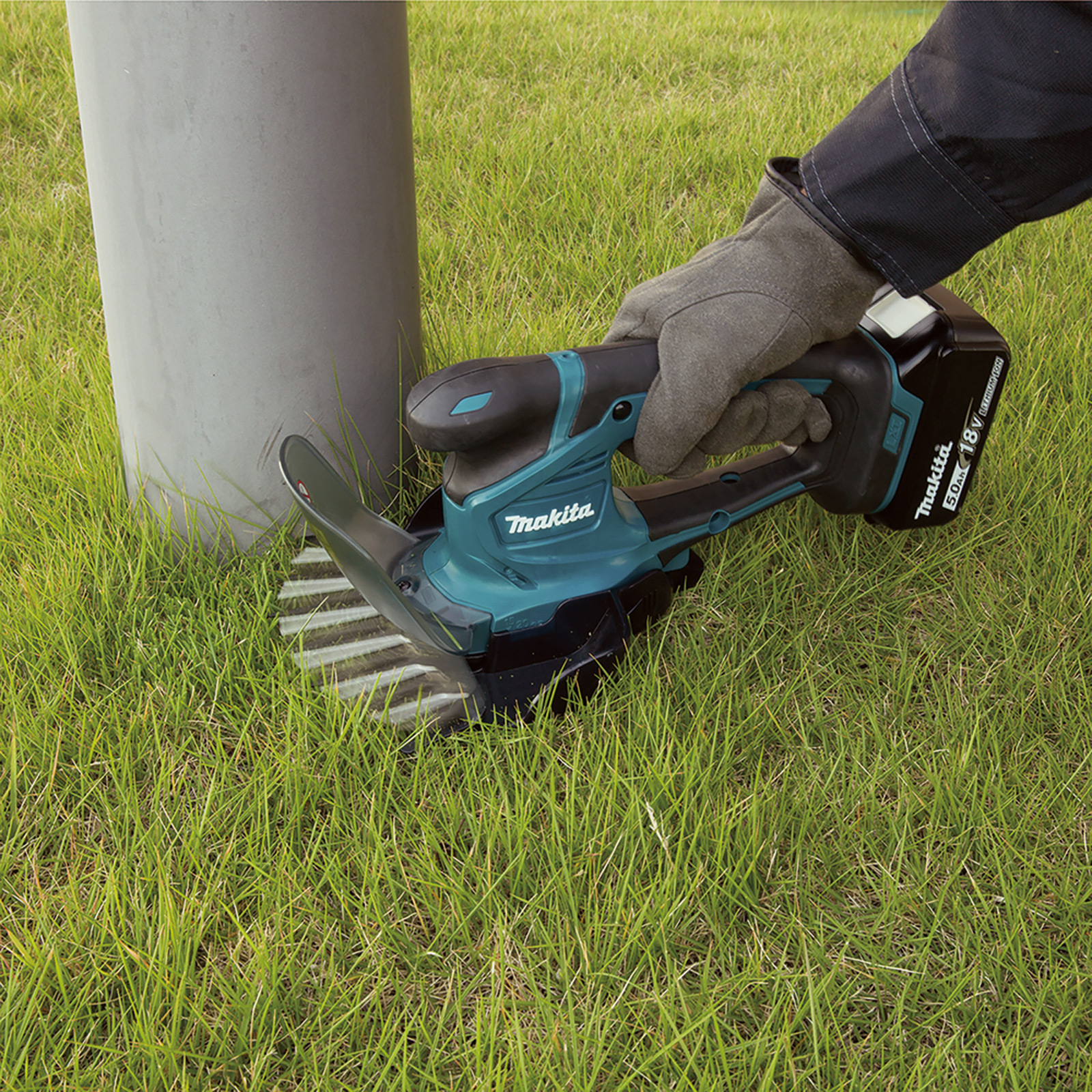 Makita DUM604RFX1 Akku-Grasschere 18V inkl. Griffverlängerung mit Rolle / 1x 3,0 Ah Akku + Ladegerät