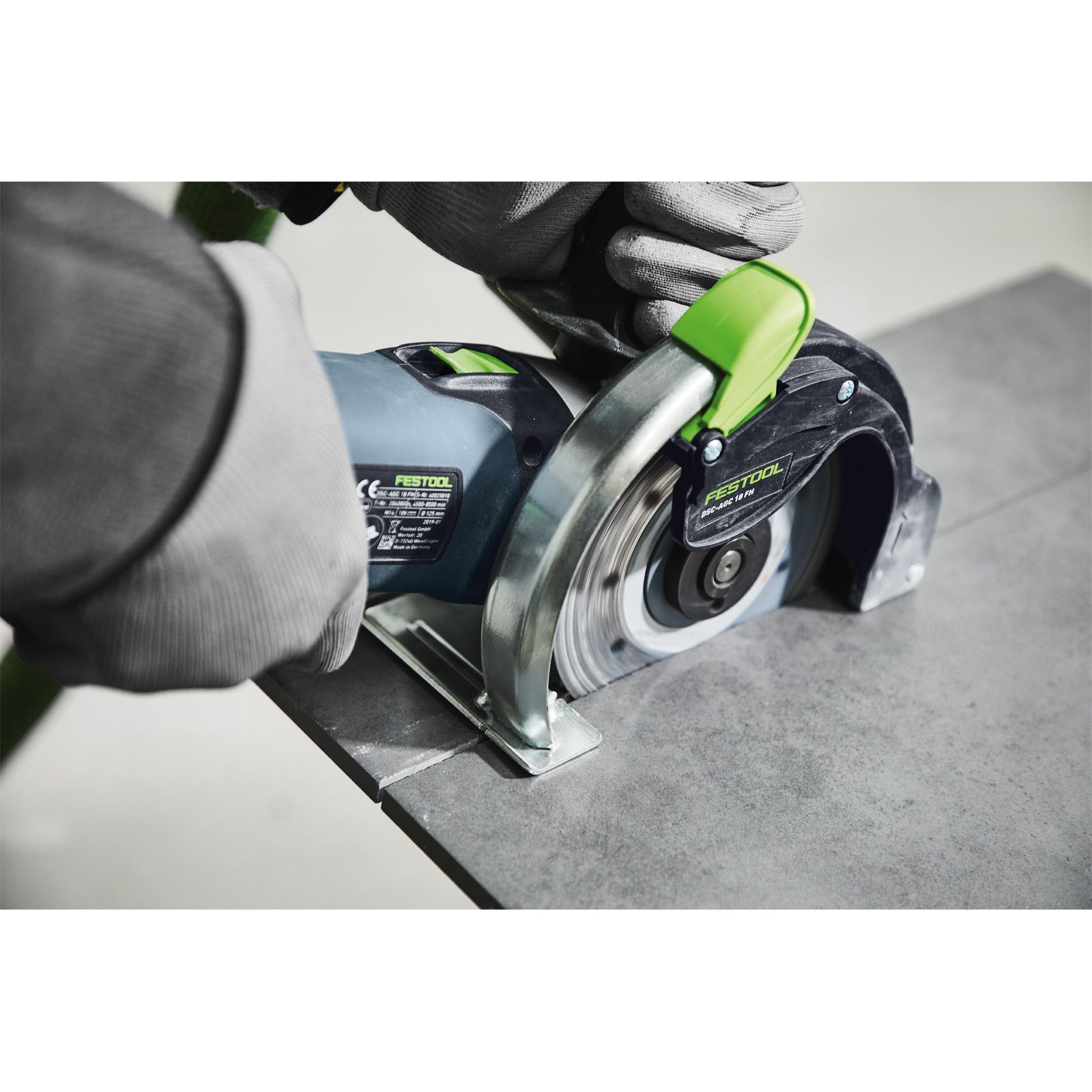 festool_anwendungsbild_dsc-agc_18-125_fh_akku-freihandtrennsystem_2_1