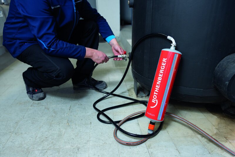 PURE H2O Demineralisierungskartusche beim Befüllen einer Heizungsanlage
