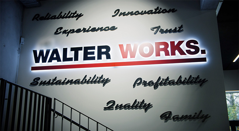 "Walter Works Logo an einer Wand mit Unternehmenswerten wie Innovation, Vertrauen und Nachhaltigkeit